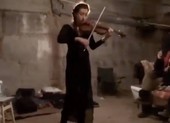 VIDEO: Nghệ sĩ vĩ cầm Ukraine biến hầm trú bom thành phòng hòa nhạc