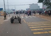 Xe khách đâm đoàn đưa đám ma: 5 người chết, 3 người bị thương