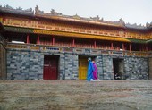 Huế: Chèo ghe trong Đại nội đi cứu trợ người dân