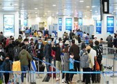 Khách đi máy bay tăng cao, sân bay Nội Bài ra khuyến cáo