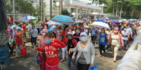 Công nhân Công ty TNHH PouYuen VN, phản đối quy định của Luật BXH hôm 26-27/3.