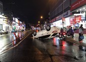 Thủ Đức: Tránh xe máy, ô tô lật nhào trong cơn mưa