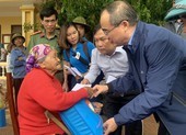Ông Nguyễn Thiện Nhân, đoàn TP.HCM thăm đồng bào miền Trung