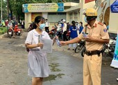 CSGT TP.HCM tặng khẩu trang cho thí sinh thi THPT