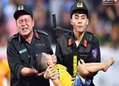 Khen thưởng người cho trẻ co giật cắn tay ở sân Thiên Trường