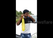 Người đàn ông thổi bong bóng bằng tai