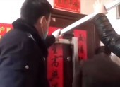 Cả gia đình bị hàng xóm nhốt vì trở về từ Vũ Hán