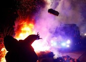 Người dân Ukraine ném đá xe chở người từ Vũ Hán về