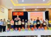 Báo Pháp Luật TP.HCM chung tay tặng quà tết cho người nghèo