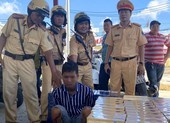 Bắt ô tô tông xe chờ đèn đỏ, phát hiện ma túy, thuốc lá lậu
