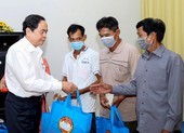 Ông Trần Thanh Mẫn tặng quà Tết ở Cần Thơ, Hậu Giang