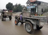 Lái xe công nông của chú vợ đi bán