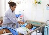 Xót xa cảnh bé trai bại não bị tai nạn giao thông