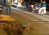 Mẹ ôm con gái bị tai nạn giao thông ở đường Nguyễn Duy Trinh