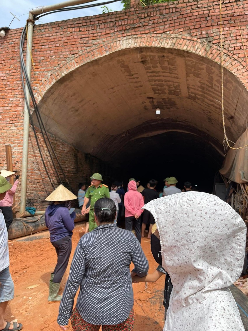 Nghệ An: Dân bức xúc kéo vào hầm quặng vì cho rằng tạo ra sụt lún nhà mình ảnh 3