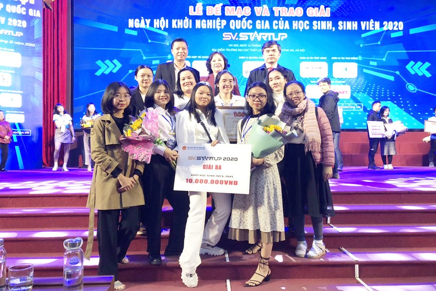 Nhấn vào ảnh để phóng to Học trò biến bã mía thành giấy ảnh 1