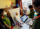 'Studio' dã chiến giúp người cao tuổi làm CCCD tại nhà