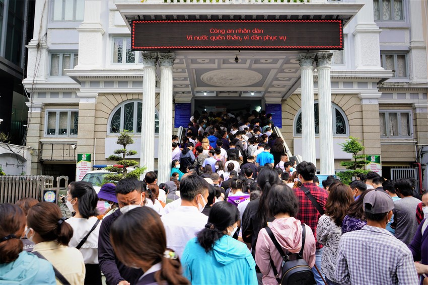 TP.HCM: Hàng trăm người dân xếp hàng chờ cấp hộ chiếu mẫu mới ảnh 1