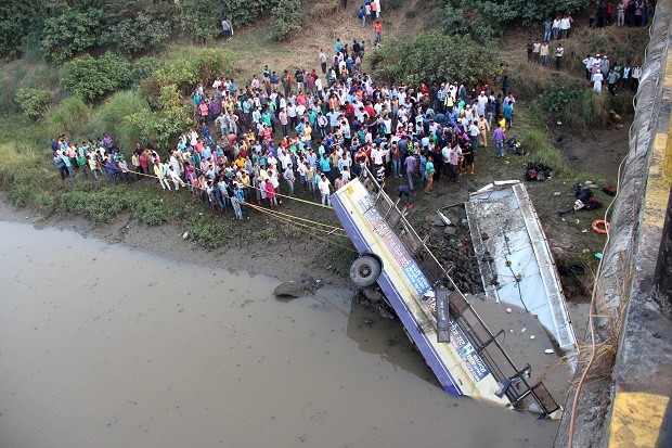 Kinh hoàng: Xe buýt lao xuống sông, 37 người chết ảnh 1