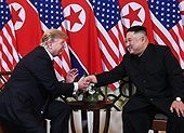 Cận cảnh cuộc trò chuyện giữa hai ông Trump-Kim