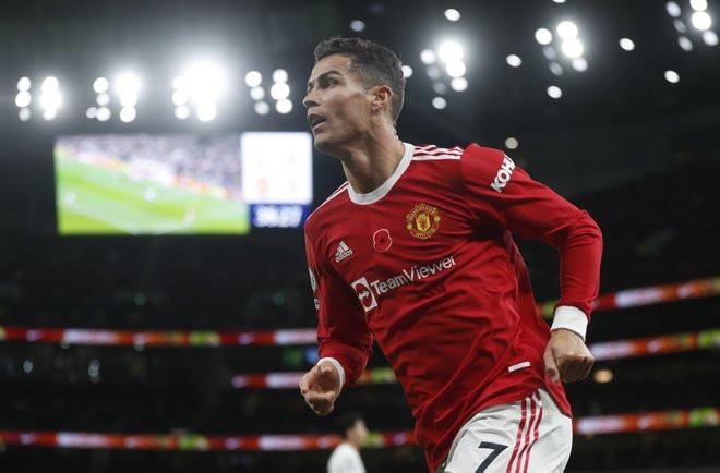 Ronaldo chỉnh sửa thẩm mỹ 'chìa khóa tình yêu'