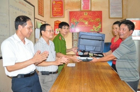 Đi tập thể dục phát phiện va li chứa nhiều tiền, vàng ảnh 1