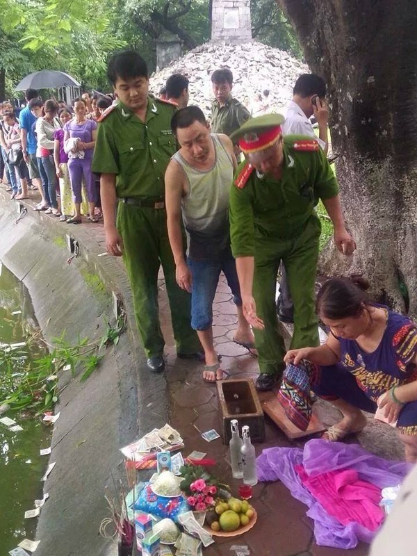 Hà Nội: Phát hiện xác thai nhi còn nguyên dây rốn nổi trên hồ Gươm ảnh 2