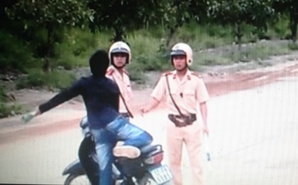 Khi nào CSGT được dùng 'sức mạnh' với người chống đối? ảnh 3