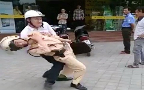 Khi nào CSGT được dùng 'sức mạnh' với người chống đối? ảnh 5