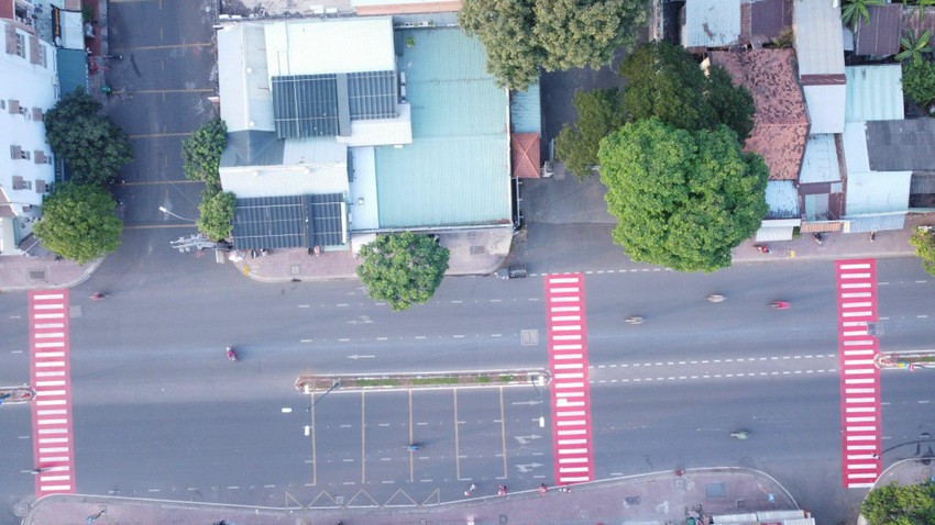 Vạch phản quang màu đỏ trước các cổng trường ở TP.HCM dùng để làm gì?  ảnh 2