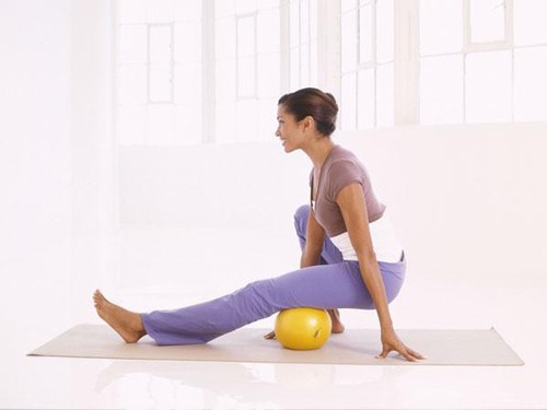 Năm động tác với bóng cho thân săn chắc, dẻo dai ảnh 1