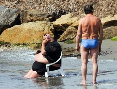 Alo! anh đang đi tắm biển nhé, lát về anh gọi lại cho.