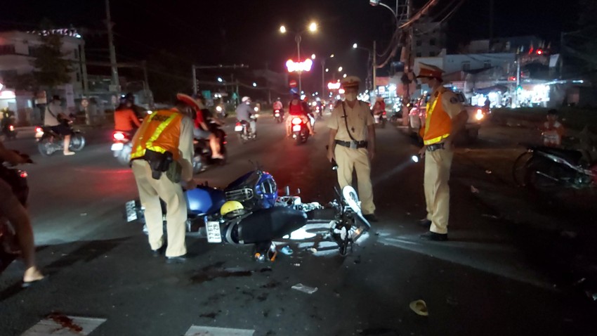 Tiền Giang: Hai xe máy tông nhau, 5 người nhập viện cấp cứu ảnh 1