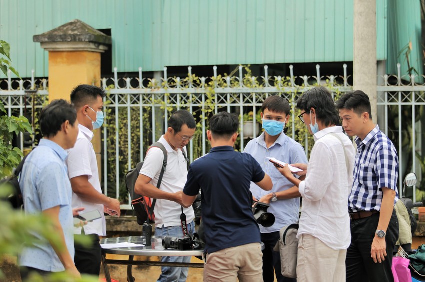 Vụ tịnh thất Bồng Lai : Nhiều Youtuber và người dân hiếu kỳ tập trung rất sớm trước cổng tòa  ảnh 5