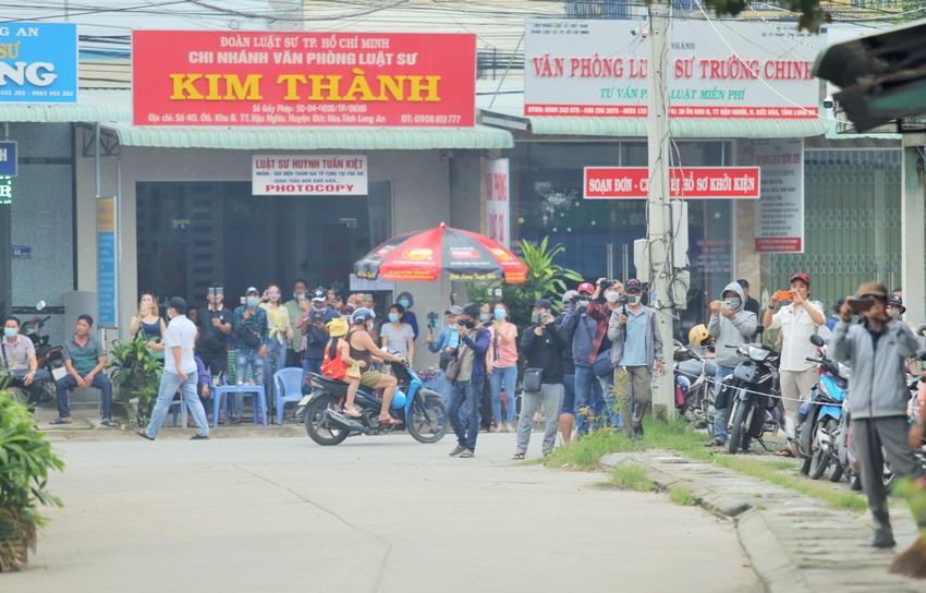 Vụ tịnh thất Bồng Lai : Nhiều Youtuber và người dân hiếu kỳ tập trung rất sớm trước cổng tòa  ảnh 3