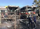 2 xe khách đậu trong bến bị thiêu rụi