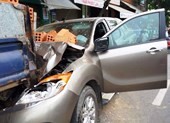 Dừng xe máy sát lề nghe điện thoại, bị ô tô húc văng