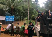 Cảnh sát giải cứu 6 người ở Đồng Nai mắc kẹt trong lũ