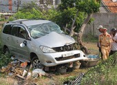 Tàu lửa húc văng xe bảy chỗ, tài xế bị thương