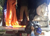 Xe chở phế liệu ‘độn’ rượu lậu đưa vào TP.HCM tiêu thụ