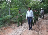 Lãnh đạo công an thị sát nơi phạm nhân trốn trại ẩn náu