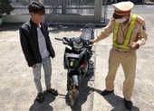 CSGT truy bắt nam thanh niên bốc đầu xe trên đèo Hải Vân