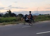 Phạt nhóm thanh niên chạy xe bốc đầu trong dịch COVID-19