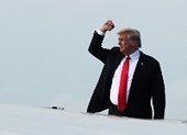 Vừa về nước, ông Trump bắt tay vào xử lý thương mại Trung Quốc