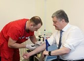 Bầu cử Ukraine: Ông Zelenskiy thách ông Poroshenko thử ma túy