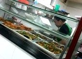 Nhiều nhân viên y tế lơi lỏng việc đeo khẩu trang