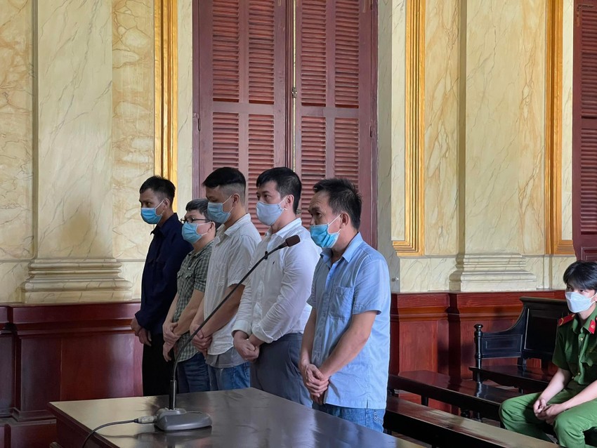 Cựu công an Tân Phú góp vốn, bảo kê đánh bạc bị phạt 4,5 năm tù ảnh 1