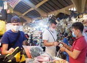 Khách Tây đã chịu đeo khẩu trang chống dịch COVID-19