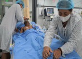 Cứu sống người đột quỵ trên cây khi đang hái dừa