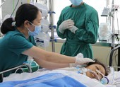 Bác sĩ trắng đêm cứu nữ công nhân bị xe lu cán